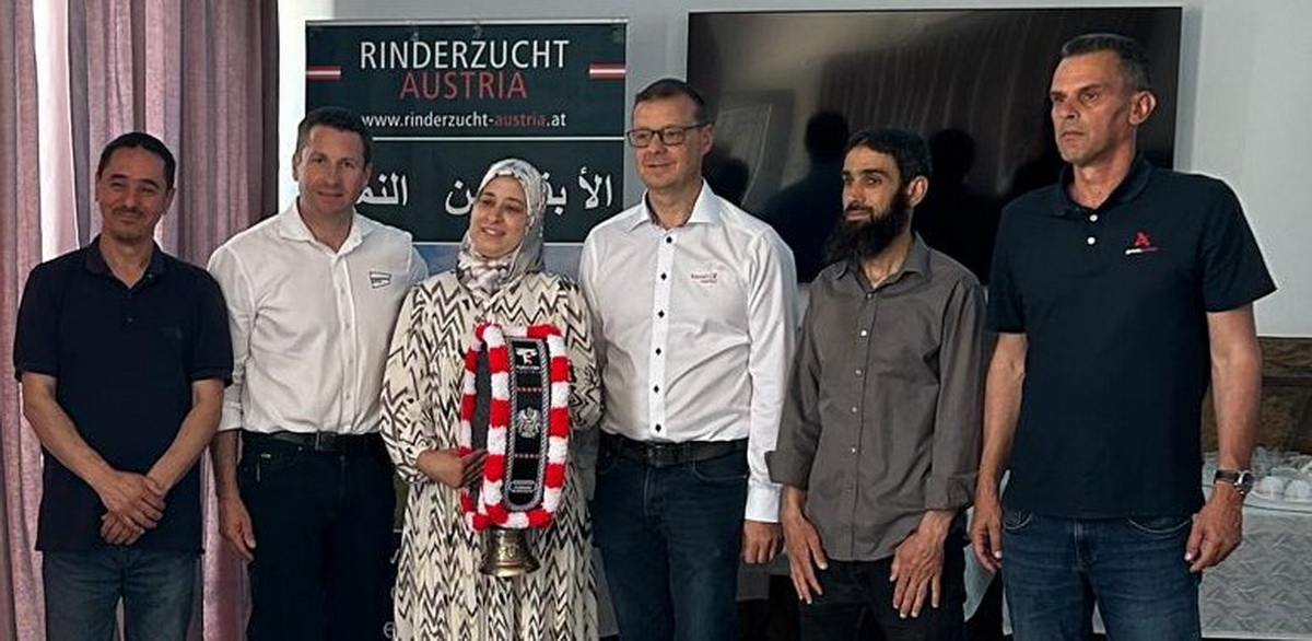 Die Zuchtleiterin der CNIAAG erhielt die Fleckvieh Austria Ehrenglocke für ihre erfolgreiche Arbeit in Algerien