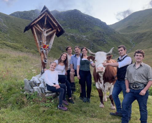 Familie Dichtl auf der Merschenalm: Leopold und Agnes mit den Kindern Anna-Maria, Magdalena, Georg, Simon und Leonie