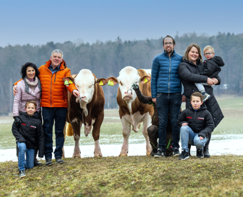 Betriebsleiter-Ehepaar Tanja und Thomas Sommersguter, Eltern Rosa Maria und Bruno, Onkel Franz, 3 Kinder (Tobias, Theodor, Timo)