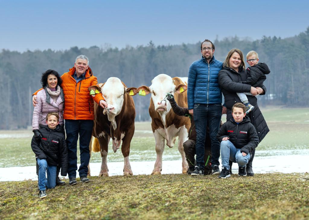 Betriebsleiter-Ehepaar Tanja und Thomas Sommersguter, Eltern Rosa Maria und Bruno, Onkel Franz, 3 Kinder (Tobias, Theodor, Timo)