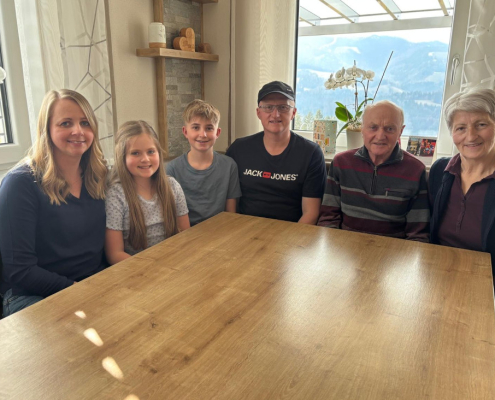 Familie Nistelberger: Betriebsführer Hannes, Lebensgefährtin Elisabeth, Kinder Florian und Lara, Eltern Johann und Theresia