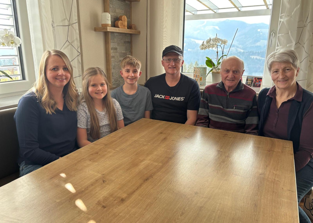 Familie Nistelberger: Betriebsführer Hannes, Lebensgefährtin Elisabeth, Kinder Florian und Lara, Eltern Johann und Theresia