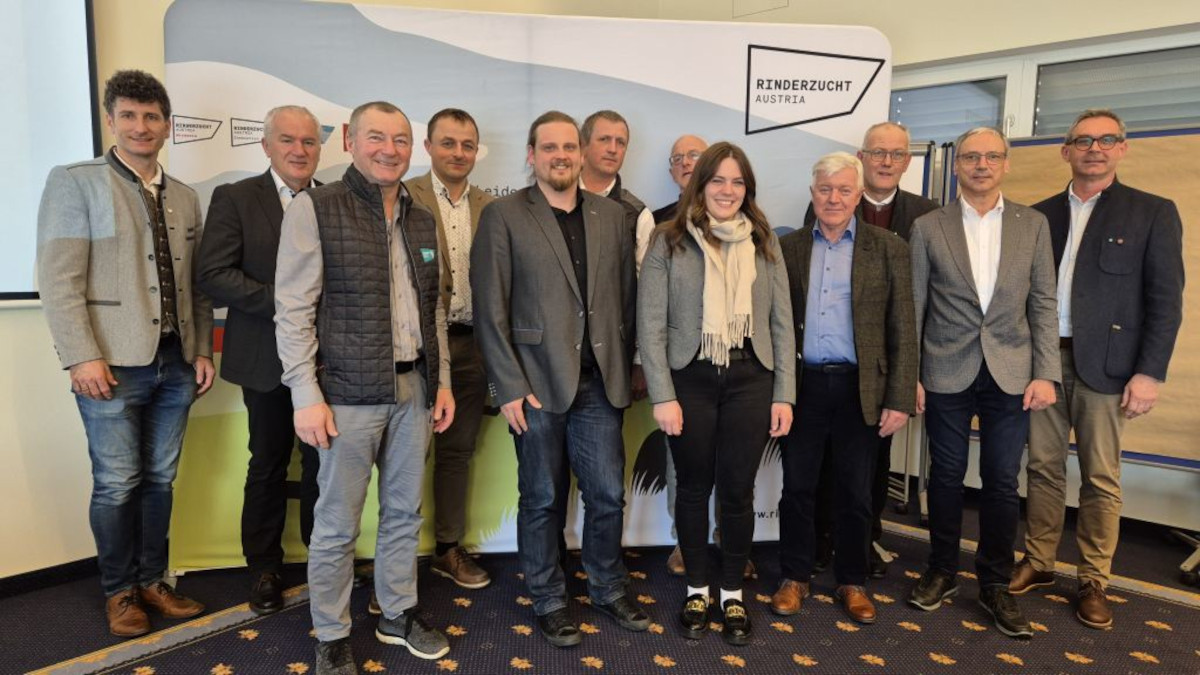 Der Vorstand der RINDERZUCHT AUSTRIA mit den Ehrenobmännern, v.l.: GF DI Martin Stegfellner, Dr. Josef Miesenberger, Ing. Andreas Täubl, Johannes Steiner, Johannes Tanzler, Markus Paleczek, Ulrich Kopf, Julia Klammer, Ök.-Rat Anton Wagner, Obmann Ök.-Rat Thomas Schweigl, Ing. Sebastian Auernig und LK OÖ-Präsident Franz Waldenberger, nicht am Foto Ing. Bruno Deutinger