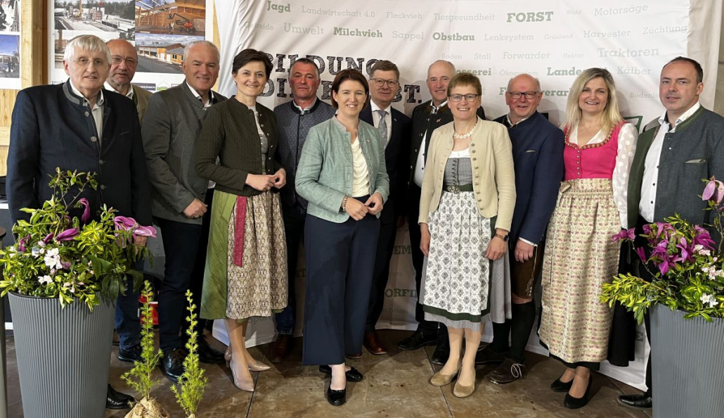 v. l. n. r.: Johann Higsamer, Bgm. Bernhard Brait, Geschäftsführer Josef Miesenberger, Bundesrat Barbara Prügl, BBK Obmann Franz Höller, Landesrätin Michaela Langer Weninger, Direktor Wolfgang Berschl, Obmann Johann Hosner, LK Vizepräsidentin Rosemarie Ferstl, Landesschulinspektor Johann Plakolm, LK Kammerrätin Daniela Burgstaller, BBK Obmann Paul Maislinger