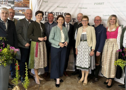 v. l. n. r.: Johann Higsamer, Bgm. Bernhard Brait, Geschäftsführer Josef Miesenberger, Bundesrat Barbara Prügl, BBK Obmann Franz Höller, Landesrätin Michaela Langer Weninger, Direktor Wolfgang Berschl, Obmann Johann Hosner, LK Vizepräsidentin Rosemarie Ferstl, Landesschulinspektor Johann Plakolm, LK Kammerrätin Daniela Burgstaller, BBK Obmann Paul Maislinger