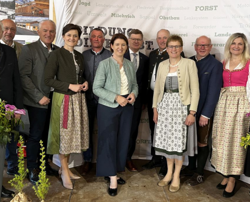 v. l. n. r.: Johann Higsamer, Bgm. Bernhard Brait, Geschäftsführer Josef Miesenberger, Bundesrat Barbara Prügl, BBK Obmann Franz Höller, Landesrätin Michaela Langer Weninger, Direktor Wolfgang Berschl, Obmann Johann Hosner, LK Vizepräsidentin Rosemarie Ferstl, Landesschulinspektor Johann Plakolm, LK Kammerrätin Daniela Burgstaller, BBK Obmann Paul Maislinger