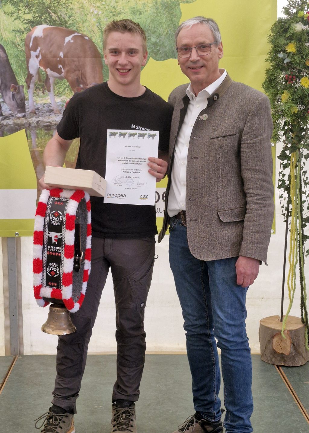 Sebastia Auernig übergab die Glocke an Michael Strommer von der LFS Stainz