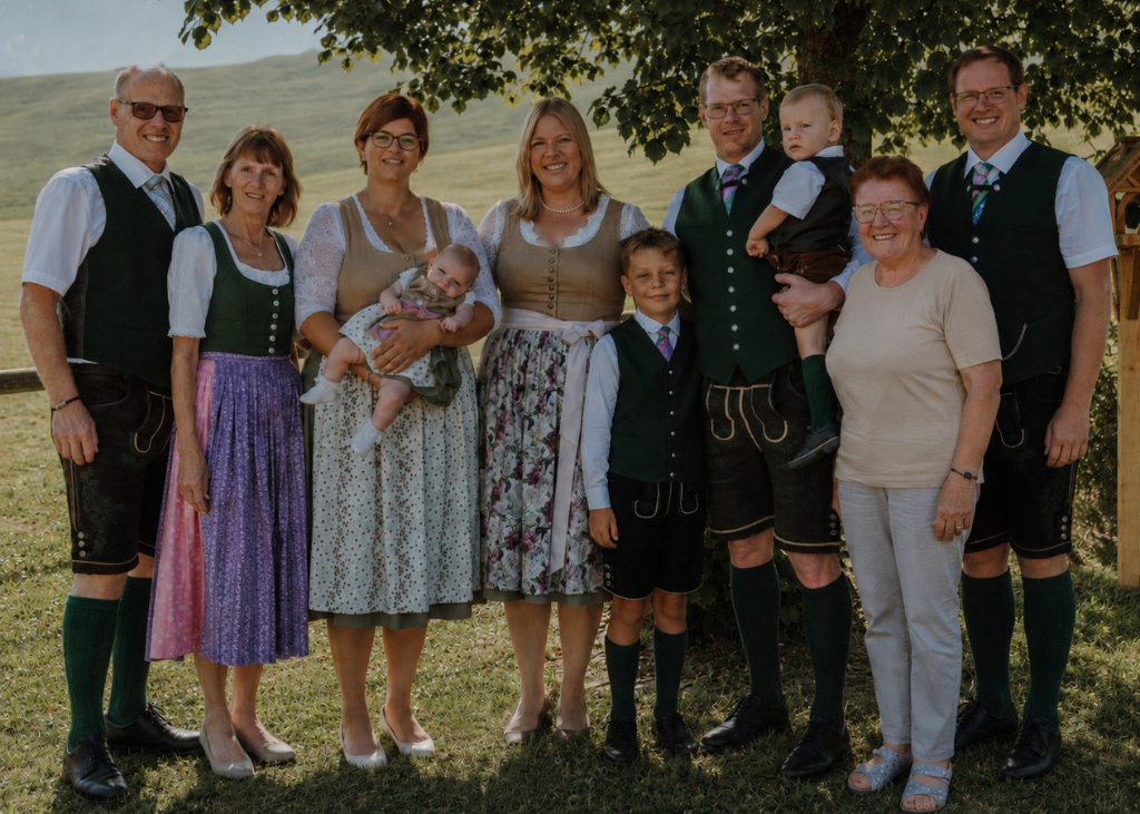 Familie Hansmann: Erwin mit Ehefrau Karin, Kinder: Wolfgang mit Ehefrau Christina, Christoph und Sabrina, Großmutter: Resi, Enkelkinder: Alexander, Moritz und Leni Familie Hansmann: Erwin mit Ehefrau Karin, Kinder: Wolfgang mit Ehefrau Christina, Familie Hansmann: Erwin mit Ehefrau Karin, Kinder: Wolfgang mit Ehefrau Christina, Christoph und Sabrina, Großmutter: Resi, Enkelkinder: Alexander, Moritz und Leni