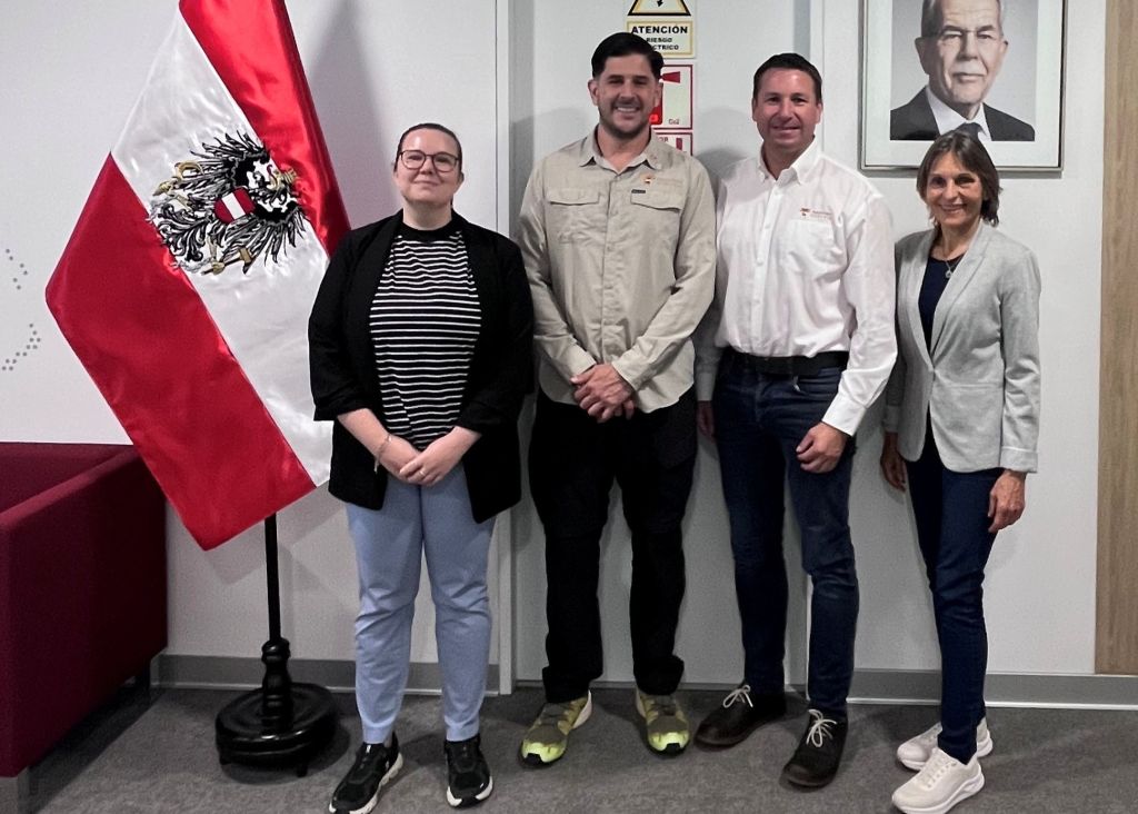 Informeller Austausch in der österreichischen Botschaft Informeller Austausch in der österreichischen Botschaft