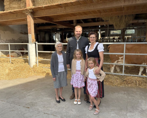 Familie Schieder: Stefan und Alexandra mit Leonora und Miriam, Urli Theresia