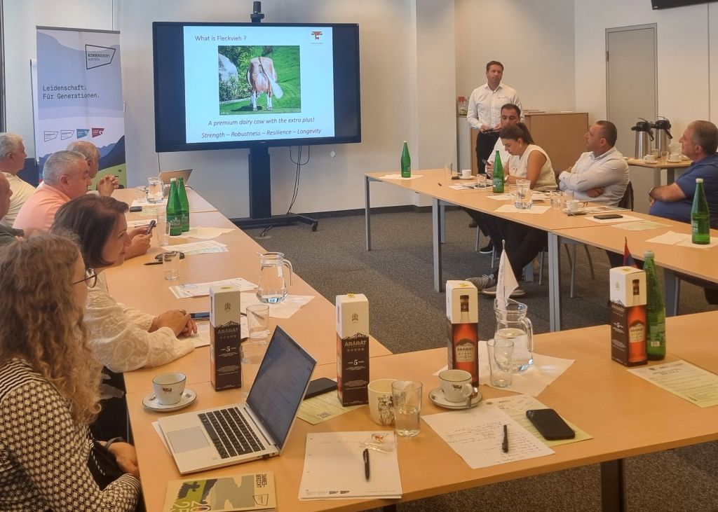 Reinhard Pfleger informiert über die Stärken von Fleckvieh aus Österreich Reinhard Pfleger informiert über die Stärken von Fleckvieh aus Österreich