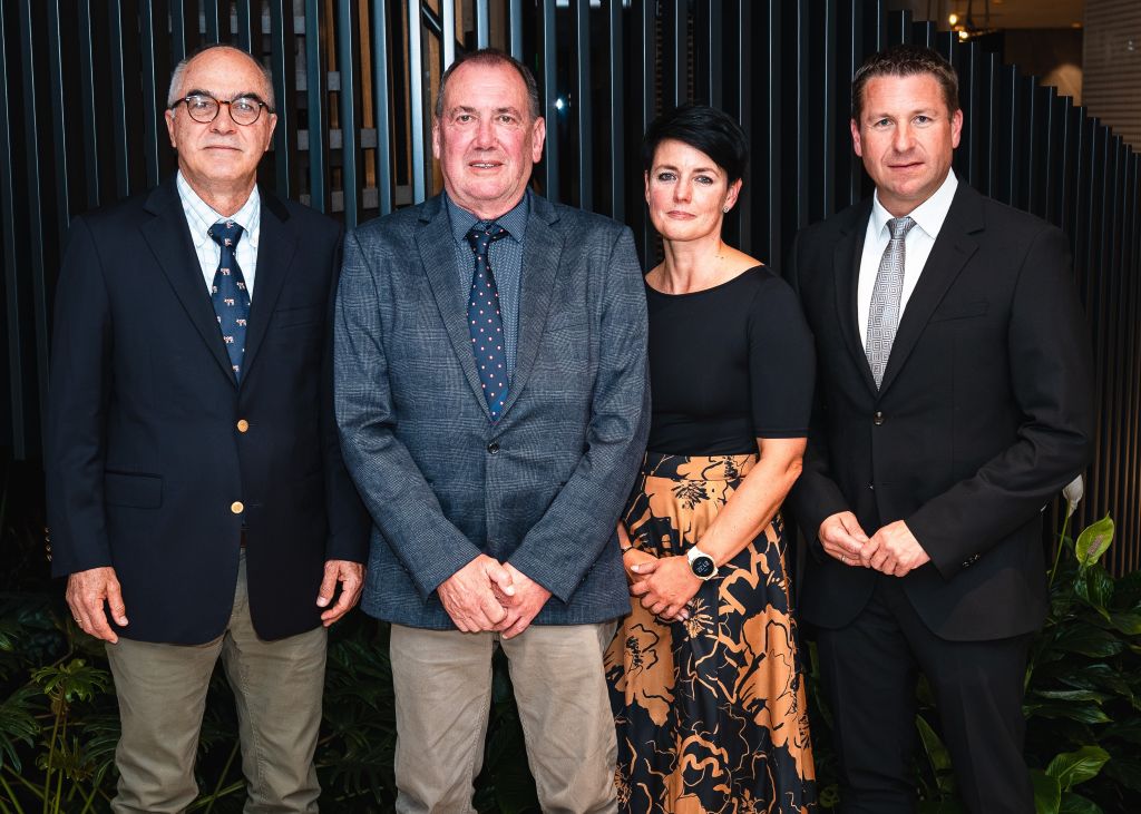 Das neu gewählte Präsidium der Welt-Simmental-Fleckviehvereinigung vlnr: Daniel Espinosa, Kolumbien (Vizepräsident), Peter Wenn, Australien (Präsident), Lucie Vymazalova, Tschechien (Sekretariat), Reinhard Pfleger, Österreich (Vizepräsident) Das neu gewählte Präsidium der Welt-Simmental-Fleckviehvereinigung vlnr: Daniel Espinosa, Kolumbien (Vizepräsident), Peter Wenn, Australien (Präsident), Lucie Vymazalova, Tschechien (Sekretariat), Reinhard Pfleger, Österreich (Vizepräsident)