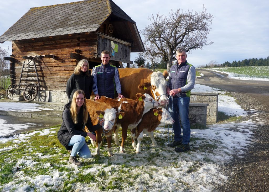 Familie Fellinger: Franz und Gertraud, Sohn Hans-Peter und Tochter Nicole mit BAMBI (V: GS Rau) und ihren Drillingen Familie Fellinger: Franz und Gertraud, Sohn Hans-Peter und Tochter Nicole mit BAMBI (V: GS Rau) und ihren Drillingen