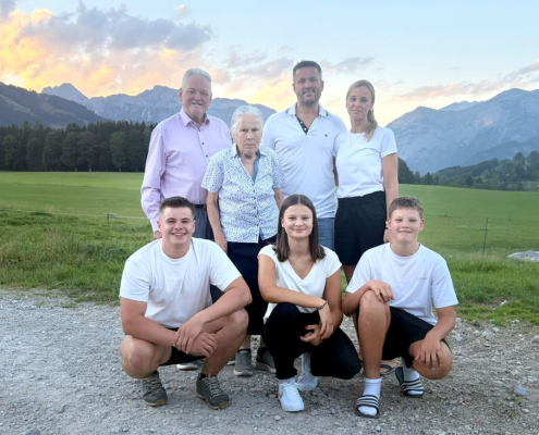 Familie Gruber: Betriebsführer Christoph und Helga, Kinder Samuel, Katharina und Elias, Eltern Traudi und Franz