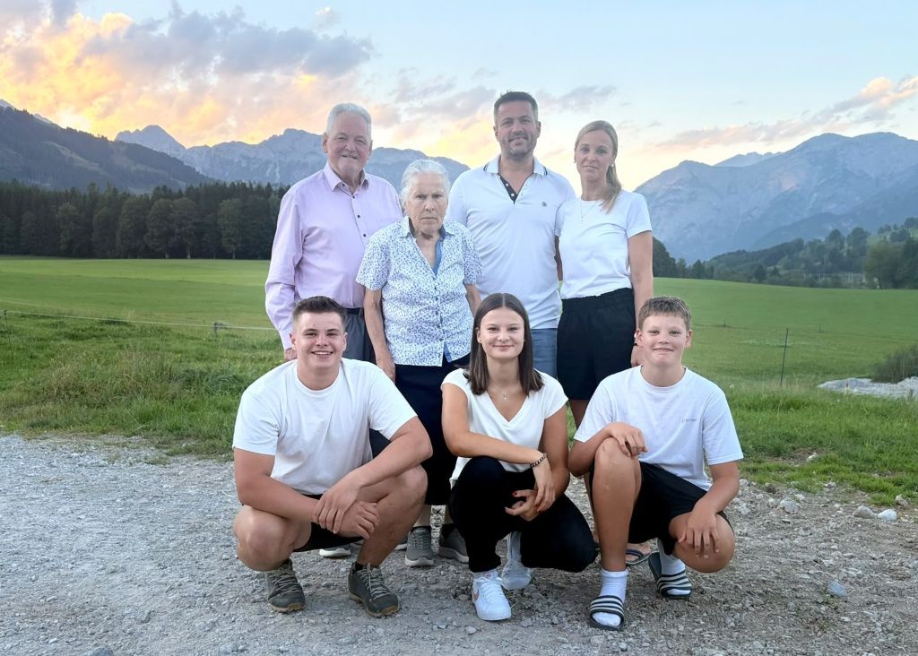 Familie Gruber: Betriebsführer Christoph und Helga, Kinder Samuel, Katharina und Elias, Eltern Traudi und Franz Familie Gruber: Betriebsführer Christoph und Helga, Kinder Samuel, Katharina und Elias, Eltern Traudi und Franz
