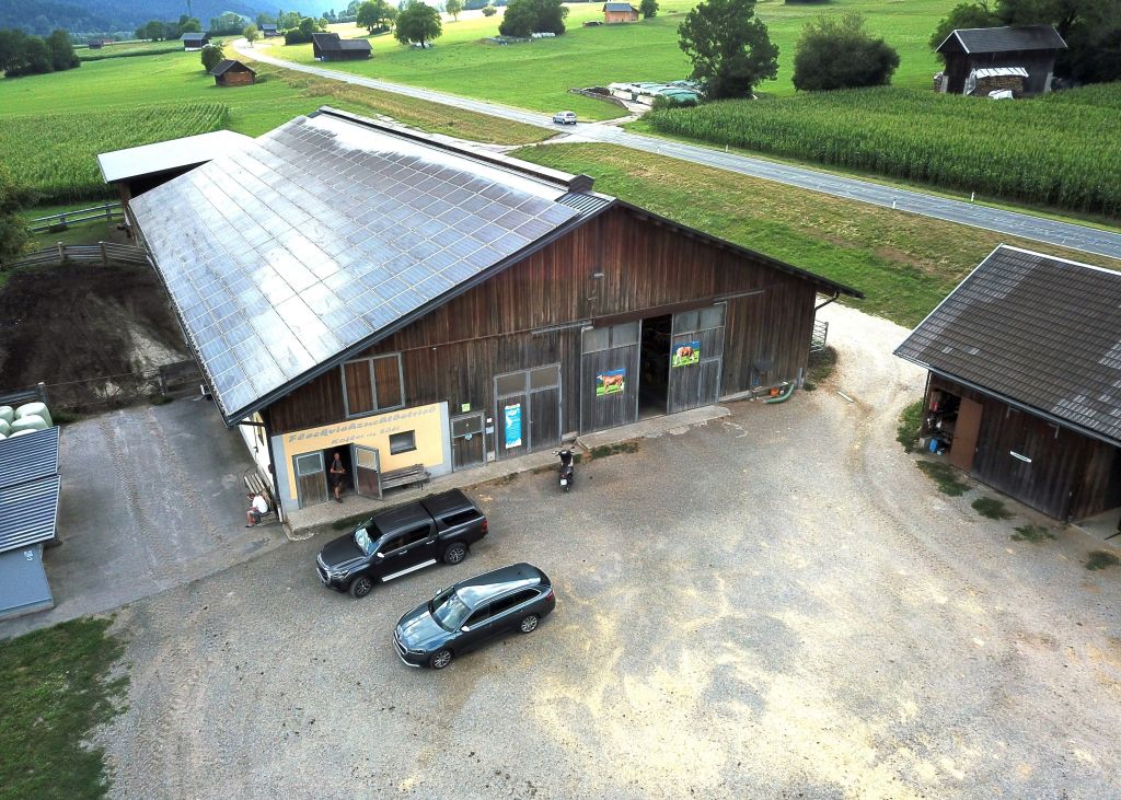2006 entschloss sich die Familie zum Bau eines neuen Laufstalls außerhalb des Ortes 2006 entschloss sich die Familie zum Bau eines neuen Laufstalls außerhalb des Ortes