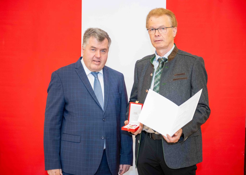 Martin Mayerhofer, Geschäftsführer der ZuchtData, wurde mit dem Goldenen Ehrenzeichen für Verdienste um die Republik Österreich ausgezeichnet Martin Mayerhofer, Geschäftsführer der ZuchtData, wurde mit dem Goldenen Ehrenzeichen für Verdienste um die Republik Österreich ausgezeichnet